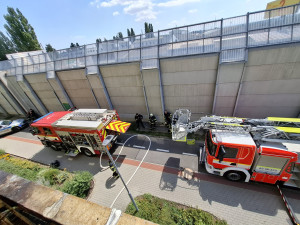 Na Šárce v Prostějově hořely dva balkony. Majitel bytu se popálil