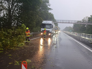 Stržené dráty i strom na D35. Intenzivní bouřky zasáhly Olomoucký kraj