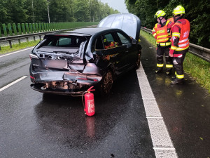 Stržené dráty i strom na D35. Intenzivní bouřky zasáhly Olomoucký kraj