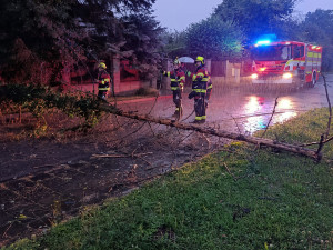 Stržené dráty i strom na D35. Intenzivní bouřky zasáhly Olomoucký kraj