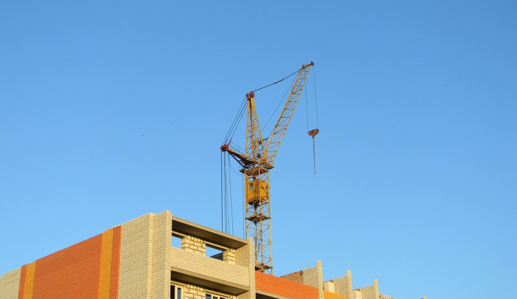 Probudí se trh s bydlením? Fialův kabinet slibuje až 10 tisíc nových bytů ročně