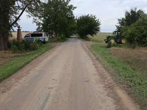 U Náměště na Hané auto srazilo seniora, který byl na vyjížďce s vnučkou. Řidič ujel