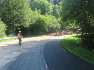 Dvoumilionová havárie. U Klepáčova se převrátil náklaďák se dřevem