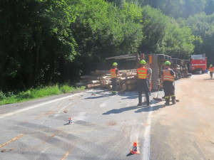 Dvoumilionová havárie. U Klepáčova se převrátil náklaďák se dřevem