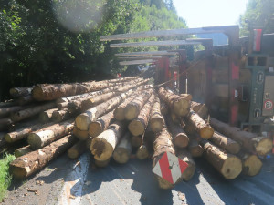 Dvoumilionová havárie. U Klepáčova se převrátil náklaďák se dřevem