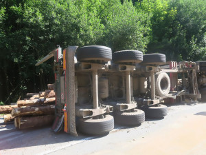 Dvoumilionová havárie. U Klepáčova se převrátil náklaďák se dřevem