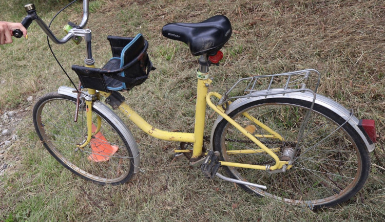 U Náměště na Hané auto srazilo seniora, který byl na vyjížďce s vnučkou. Řidič ujel