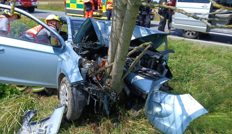 Po čelním nárazu auta do stromu se vážně zranil řidič. Ve stejnou dobu se nedaleko vyboural motorkář