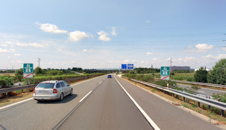Značka dálnice s dodatkovou tabulkou "bez časového poplatku" u EXITu 276 Olomouc-Holice - ilustrační foto