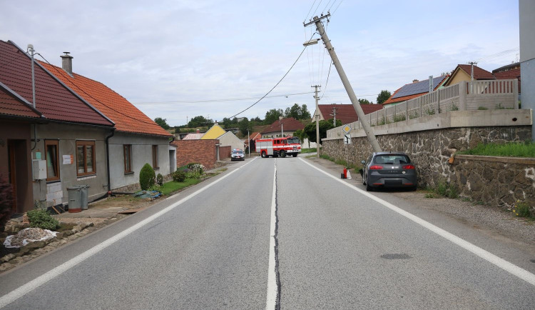 Řidič na Třebíčsku narazil do sloupu, zhruba 60 domácností je teď bez proudu