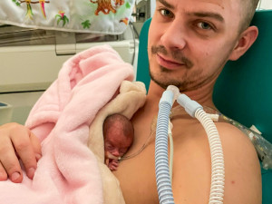 VIDEO: Viktorka se vešla do dlaně, po porodu ve Fakultní nemocnici měla 386 gramů. Dnes prospívá