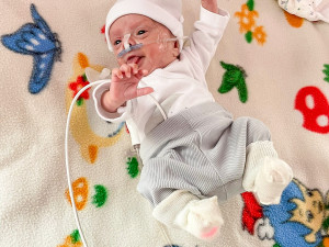 VIDEO: Viktorka se vešla do dlaně, po porodu ve Fakultní nemocnici měla 386 gramů. Dnes prospívá