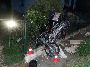 Opilý motorkář nezvládl v Hranicích stroj BMW. Při havárii vyrazil elektřinu v celé ulici