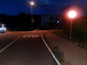 Opilý motorkář nezvládl v Hranicích stroj BMW. Při havárii vyrazil elektřinu v celé ulici