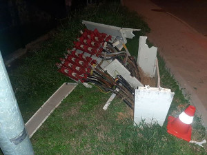 Opilý motorkář nezvládl v Hranicích stroj BMW. Při havárii vyrazil elektřinu v celé ulici