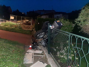 Opilý motorkář nezvládl v Hranicích stroj BMW. Při havárii vyrazil elektřinu v celé ulici