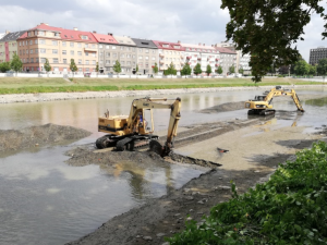 Hladina Bečvy v Přerově klesne. Vodohospodáři rozhrnou naplavené štěrky, aby snížili riziko povodní