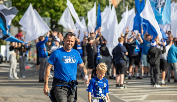 Zbyněk Müller při pochodu fanoušků na Andrův stadion