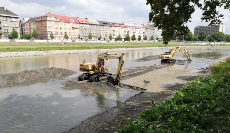 2025-07-23 Štěrkopísek v okolí jezu v Přerově rozhrnuje těžká technika