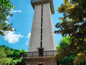 TIP NA VÝLET: Klucanina, to je rozhledna, herní stezka i Tišnovské Stonehenge