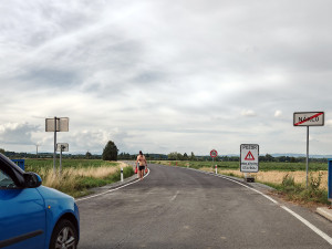 VIDEO: Překvapení u Nákla. Kus opravované cesty k hanáckému Karibiku je průjezdný v předstihu
