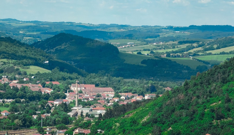 TIP NA VÝLET: Klucanina, to je rozhledna, herní stezka i Tišnovské Stonehenge