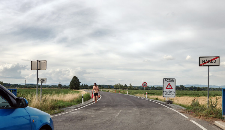 Překvapení u Nákla. Opravovaná cesta k hanáckému Karibiku je průjezdná v předstihu