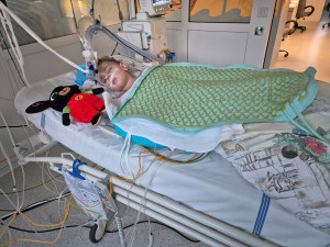 Kryštůfek se topil v jezírku. Za záchranu přišel s mámou poděkovat na základnu vrtulníku v Olomouci