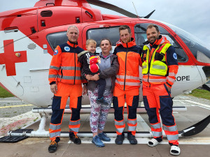 Kryštůfek se topil v jezírku. Za záchranu přišel s mámou poděkovat na základnu vrtulníku v Olomouci