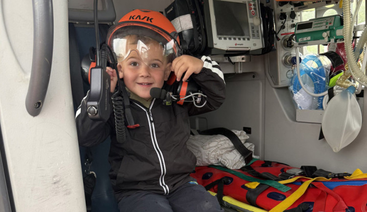 Kryštůfek se topil v jezírku. Za záchranu přišel s mámou poděkovat na základnu vrtulníku v Olomouci