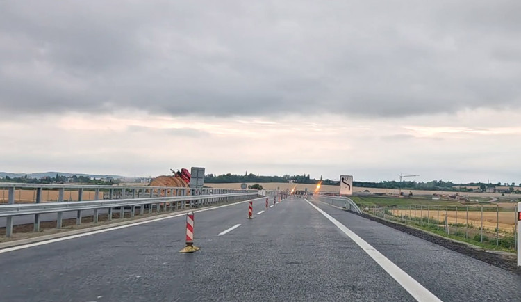 VIDEO: Otevřeno a uzavřeno. Nový zásadní úsek D35 mění dopravu u Olomouce