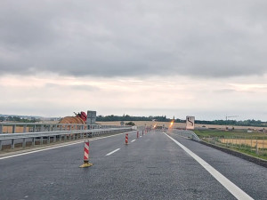 Nový úsek D35 u Olomouce se v neděli ráno postupně zpřístupňoval řidičům