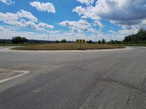 Pozor v Lipníku nad Bečvou. Kvůli opravám děr se zavírá okružná křižovatka