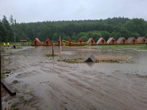 Extrémní srážky a hrozba povodní na Jesenicku: hasiči evakuovali 238 lidí ze dvou táborů