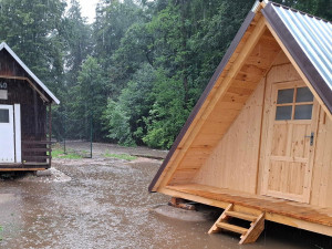 Extrémní srážky a hrozba povodní na Jesenicku: hasiči evakuovali 238 lidí ze dvou táborů