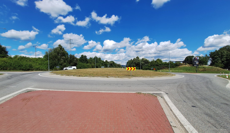 Pozor v Lipníku nad Bečvou. Kvůli opravám děr se zavírá okružná křižovatka