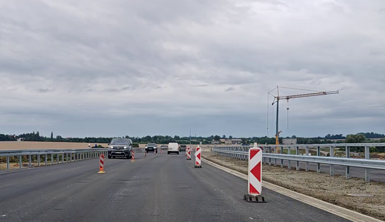 VIDEO: Otevřeno a uzavřeno. Nový zásadní úsek D35 mění dopravu u Olomouce