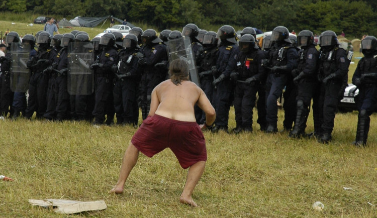 Před 20 lety brutálně rozehnali policejní těžkooděnci legendární CzechTek a prolili krev technařů
