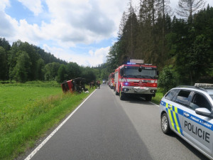 Kamion na úzké silnici u Hanušovic předjížděl Tatru plnou kamene. Skončila na boku v příkopu