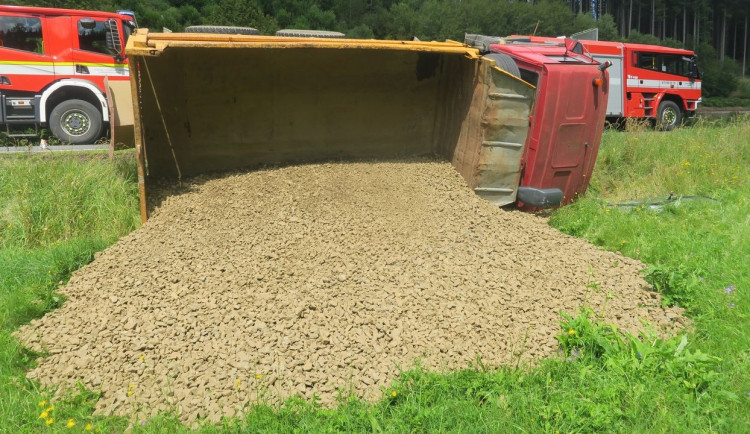 Kamion na úzké silnici u Hanušovic předjížděl Tatru plnou kamene. Skončila na boku v příkopu