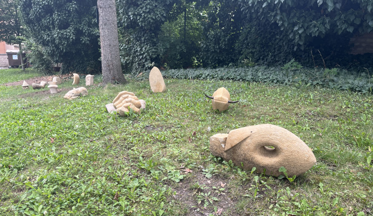 FOTO: Lidé v Brně si vyzkoušeli sochařinu. Díla vystavují v zahradě vily Löw-Beer
