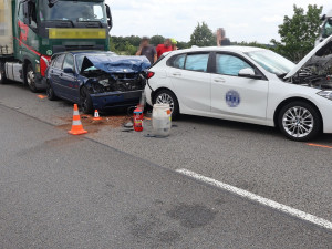 Za kolapsem na D35 byla rychlá jízda BMW. Do havarovaného auta ještě narazil kamion