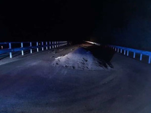 Dvě auta v hromadě štěrku ve dvou dnech. Uzavírka opravovaného úseku D35 u Olomouce zlobí řidiče