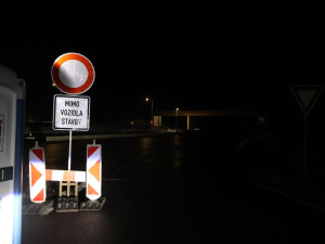 Dvě auta v hromadě štěrku ve dvou dnech. Uzavírka opravovaného úseku D35 u Olomouce zlobí řidiče