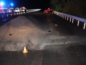 Dvě auta v hromadě štěrku ve dvou dnech. Uzavírka opravovaného úseku D35 u Olomouce zlobí řidiče
