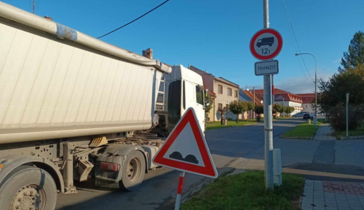 size3-17346007251676-124-zakaz-tranzitu-tezkych-kamionu-z-olomouce-do-kojetina-bude-platit-jeste-rok-co-bude-potom-se-uvidi