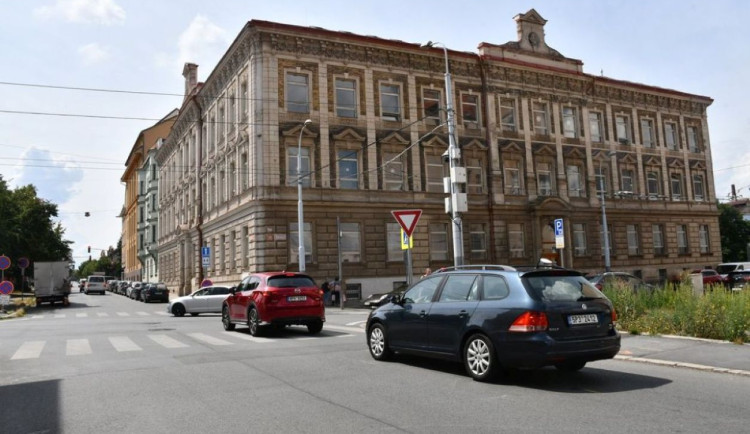 Další těžká rána pro dopravu v Plzni. Až do konce roku se budou opravovat ulice kolem Husova náměstí