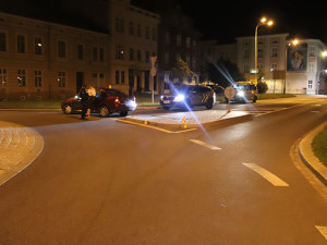 Řidička v Prostějově havarovala na kruháči, policistům nadýchala přes 3,5 promile