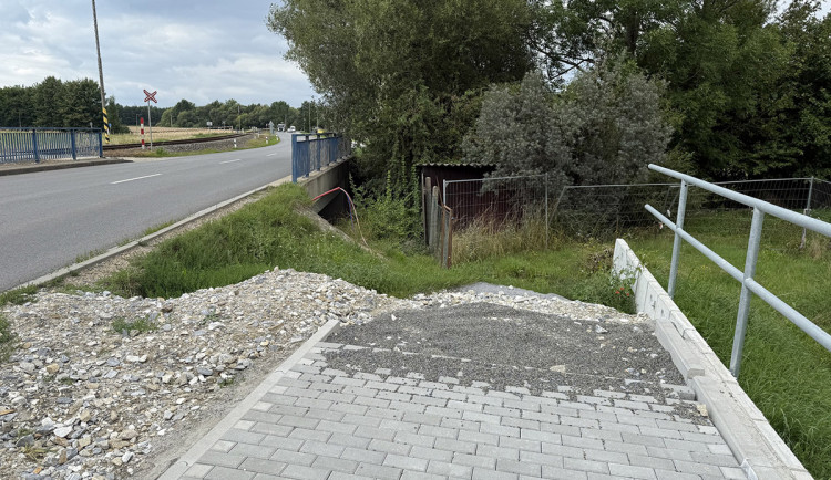 Konec nové cyklostezky u průtahu Litovle kvůli chybějícímu mostu