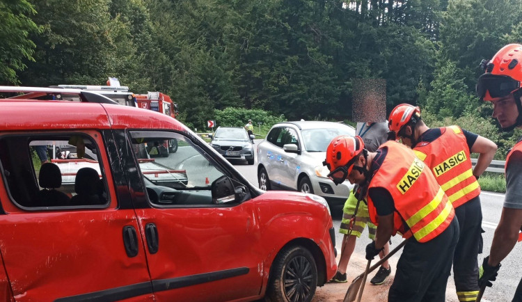 Neváhal a jednal. Brněnský strážník po cestě na dovolenou pomohl rodině z převráceného auta